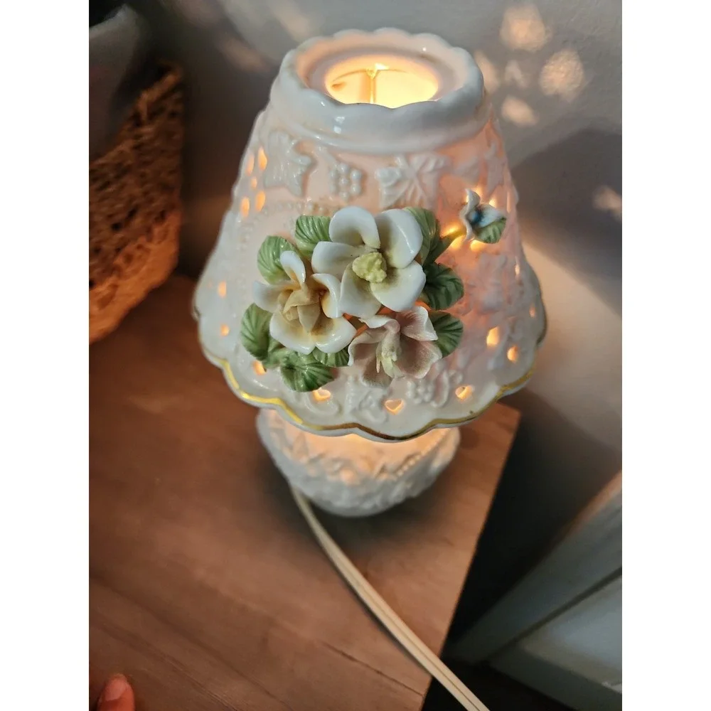 Vintage Ceramic Victorian Style Lamp w/ 3D Flowers 19